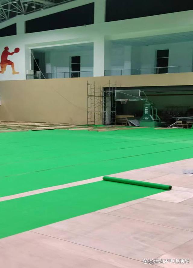 体育馆铺地是用什么铺的