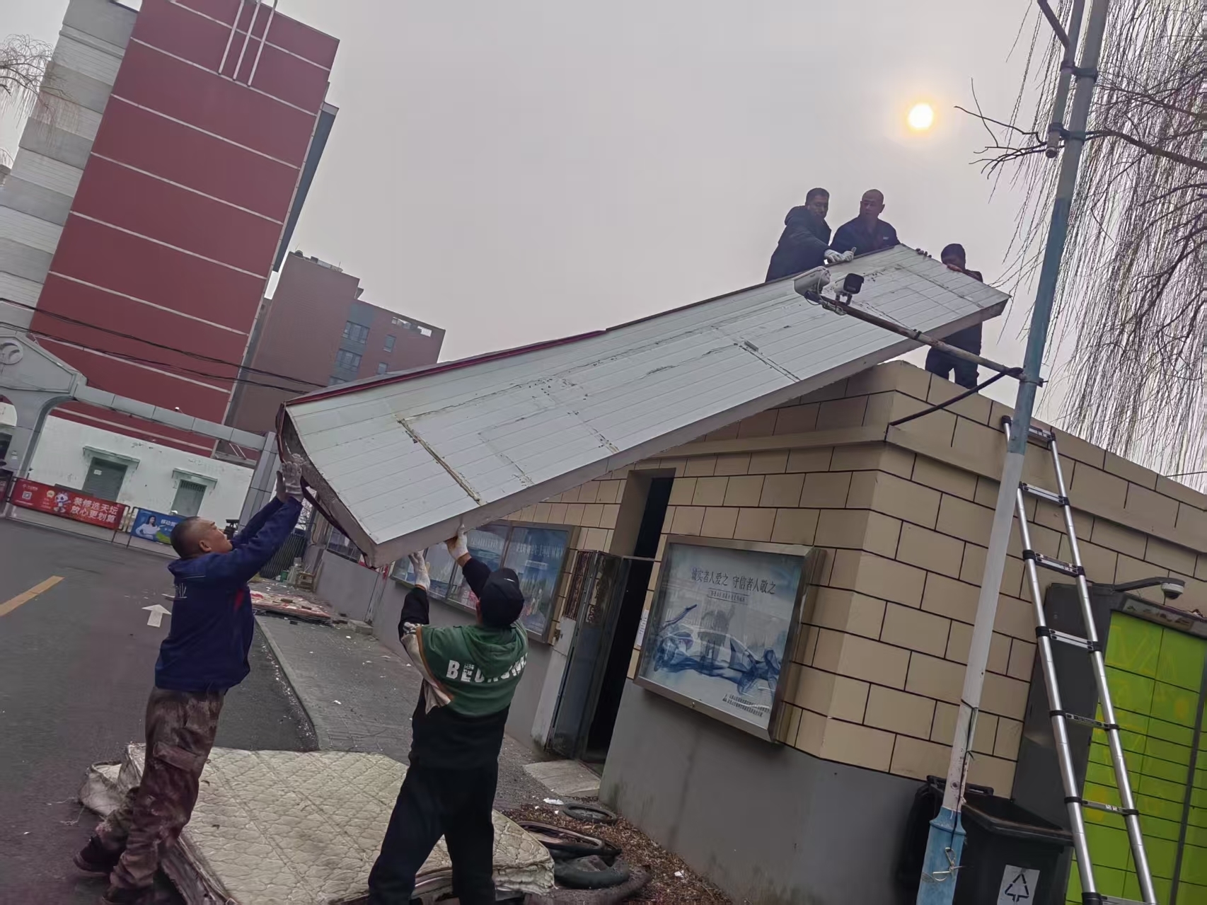 搭建一个彩钢棚的工钱大概多少?