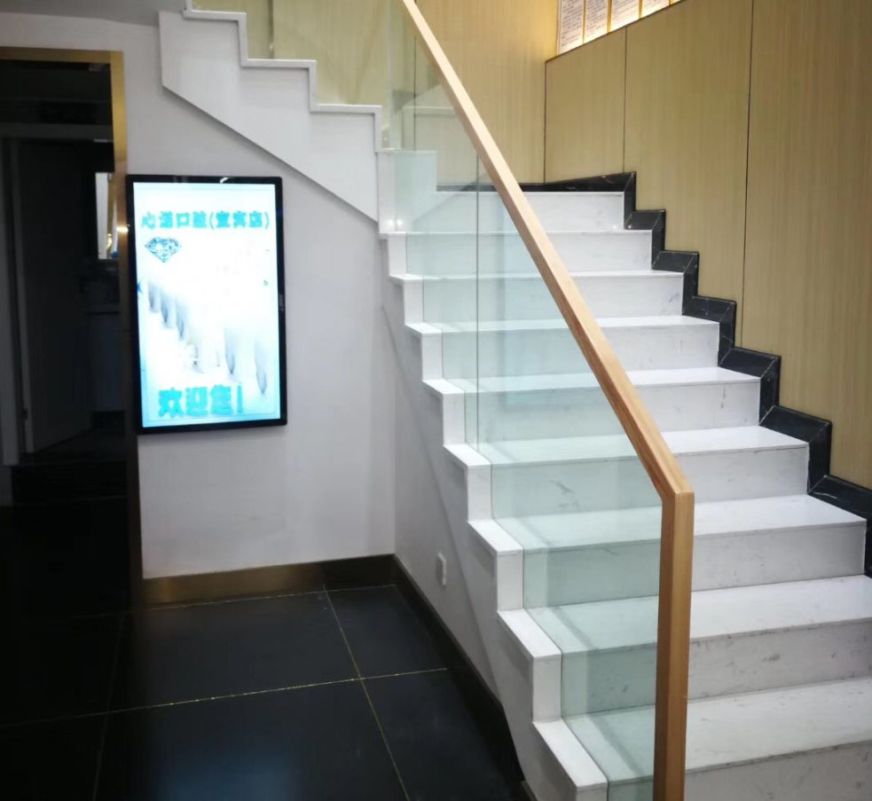 楼梯踢脚线颜色与地板颜色的搭配图片