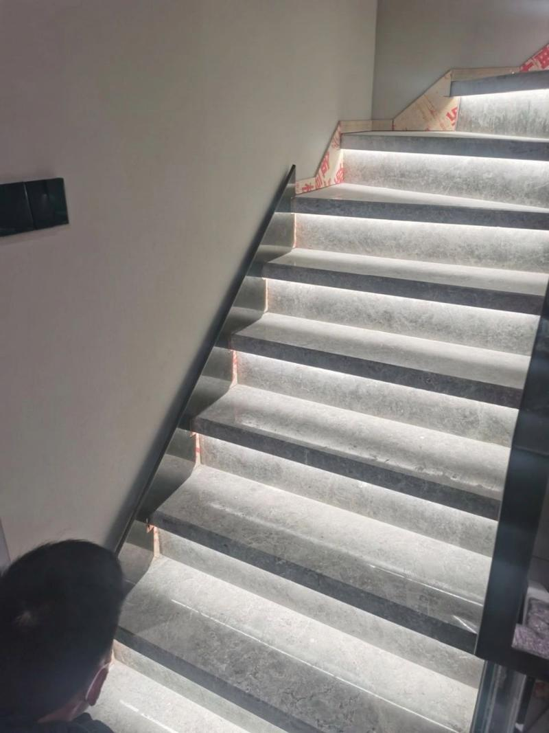 不锈钢踢脚线图片效果图