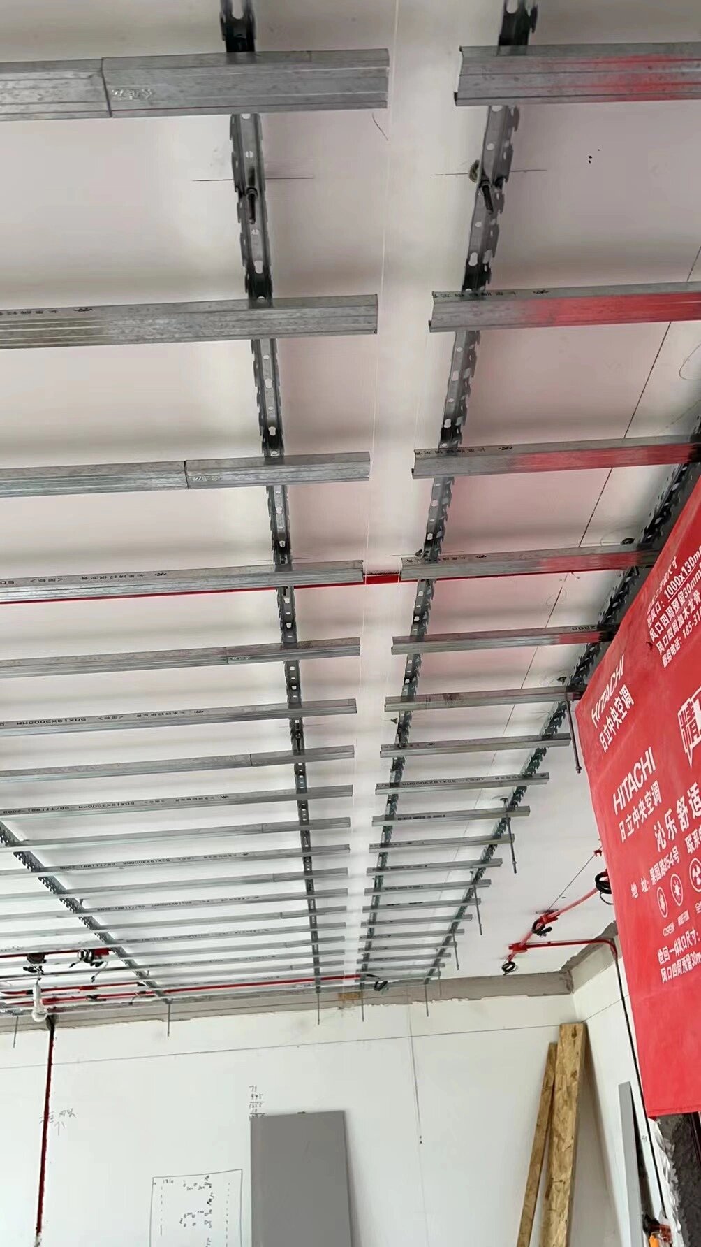 石膏板墙面龙骨怎么打