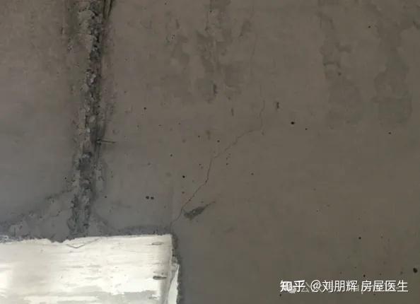 横梁有裂缝是不是快要断了
