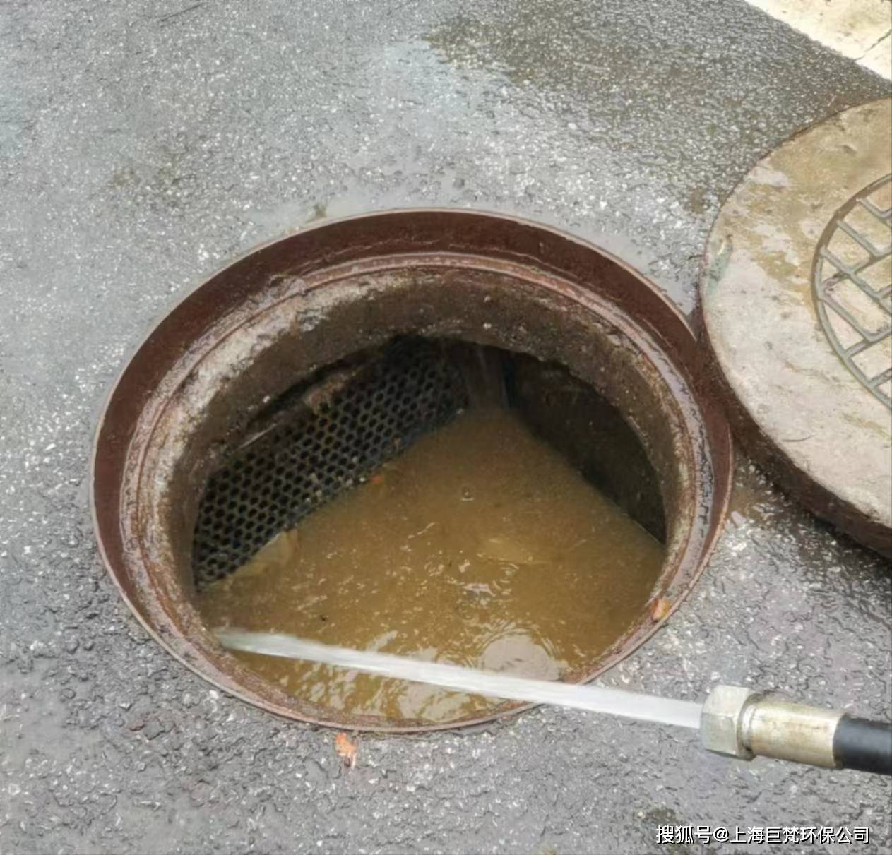 不锈钢上的水泥如何快速刮掉