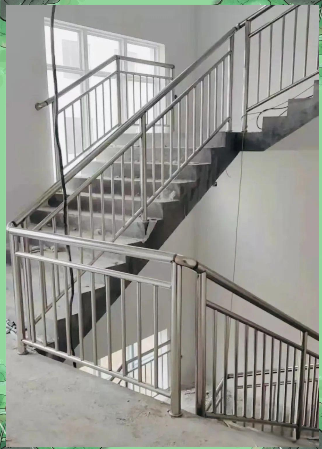 不锈钢楼梯扶手一步两立图片