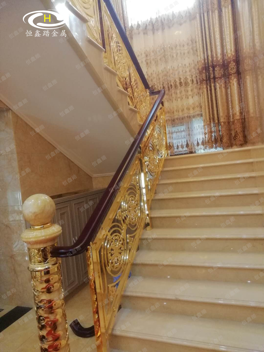 金色不锈钢楼梯扶手图片