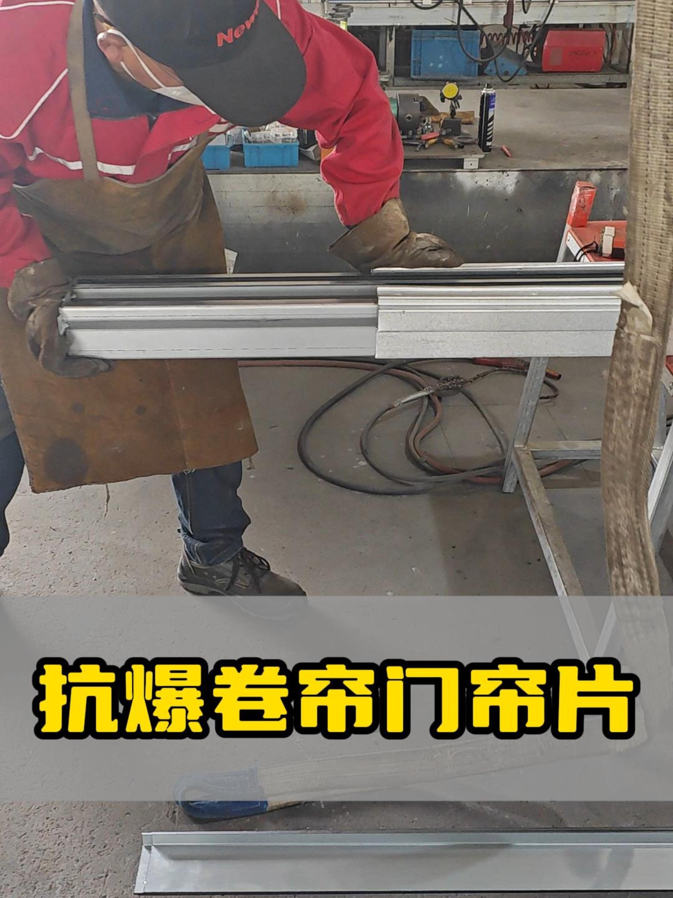 卷帘门门帘与门轴的连接