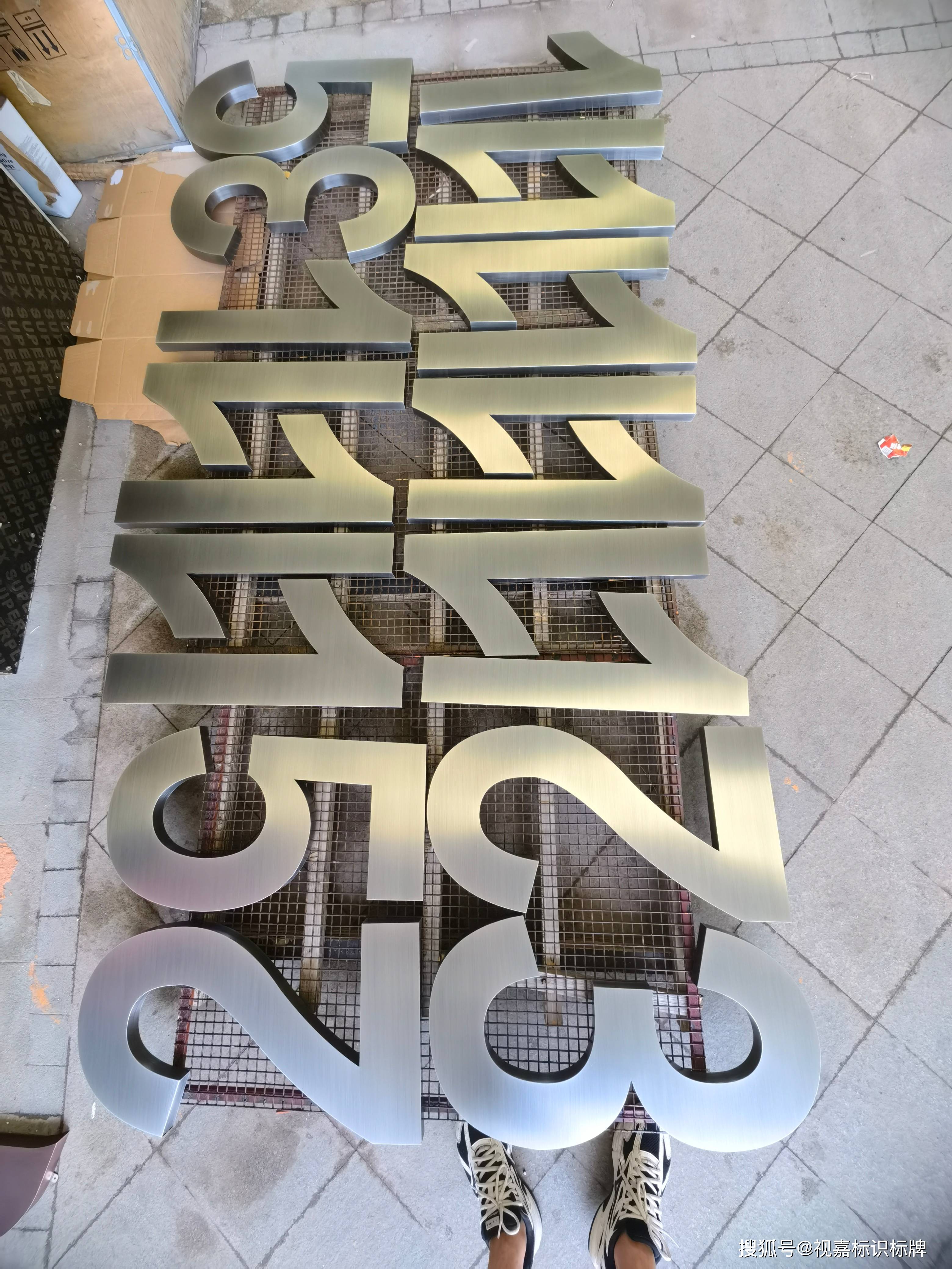 关于不锈钢标牌的制作过程怎么写