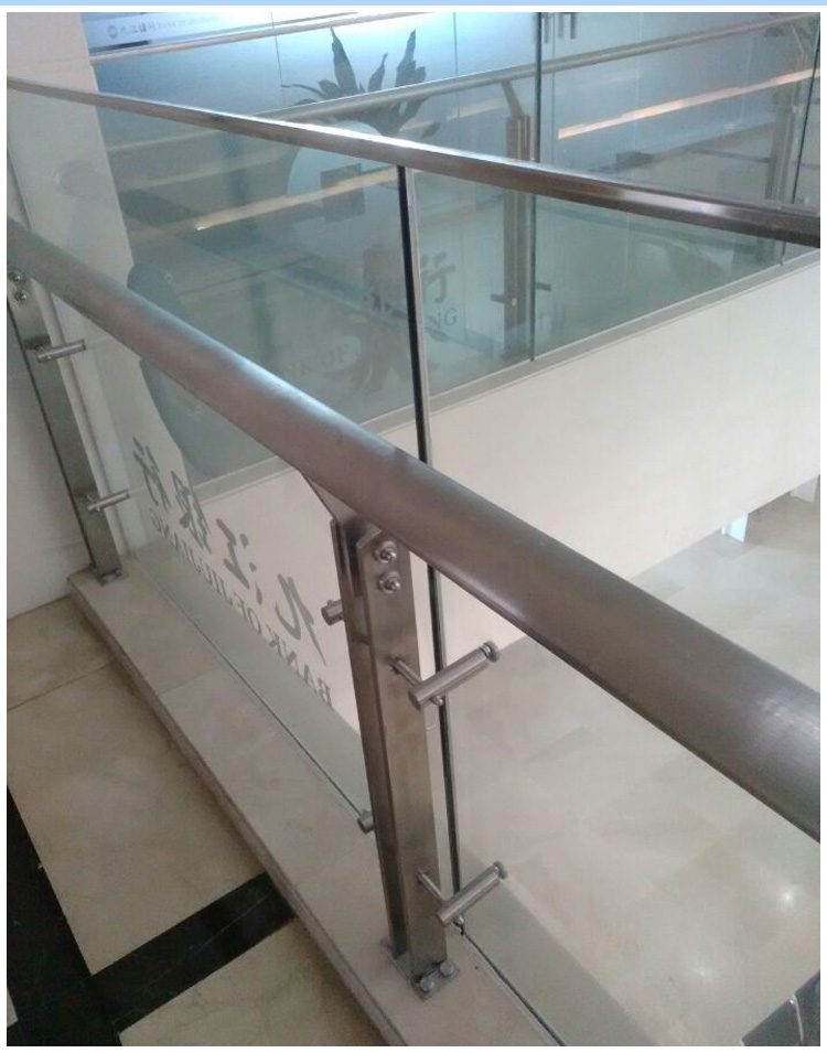 不锈钢玻璃护栏手工多少钱一米