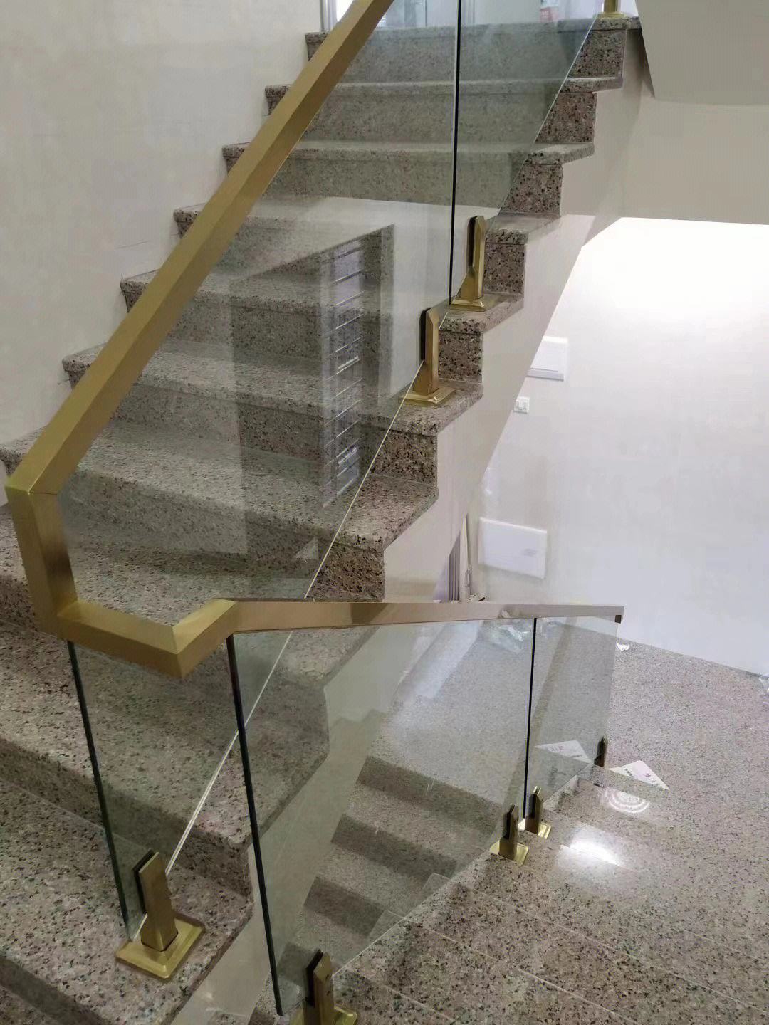 不锈钢玻璃楼梯扶手图片大全